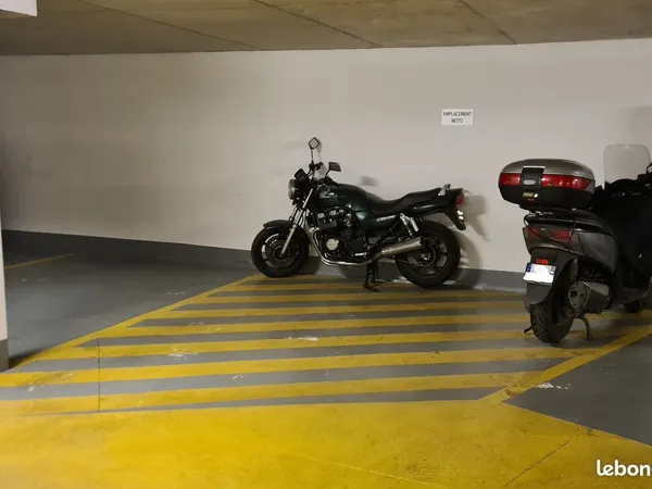 Place de Parking Moto/Vélo - sécurisée et vidéosurveillée