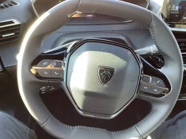Peugeot 2008 hybrid 145 e-dcs6 — photo 30