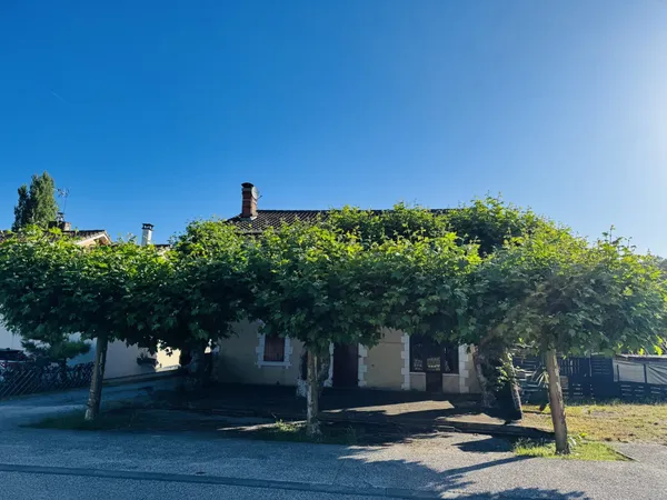 Maison de caractère d'environ 215 m² au prix de 149 000 €.