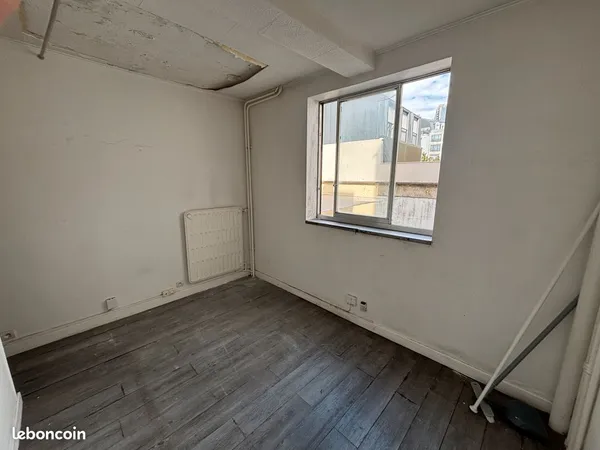 Puteaux centre / La Défense - Petit studio de 9,76 m² à rénover - Gare et T2 à pied