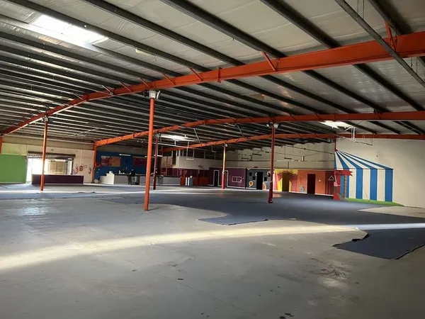 Local commercial 5 pièces 2000 m²