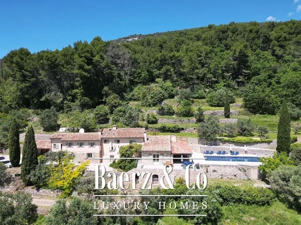 Villa 10 pièces 251 m²