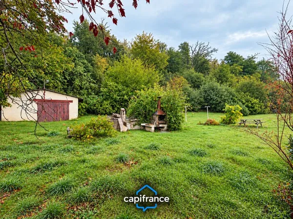 Maison à rénover avec 1,2 hectare de terrain - un bois de 2400m² - 118 000 €