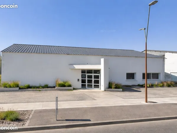 Local professionnel / commercial - Pierrelatte - 650 m² - Vente ou location