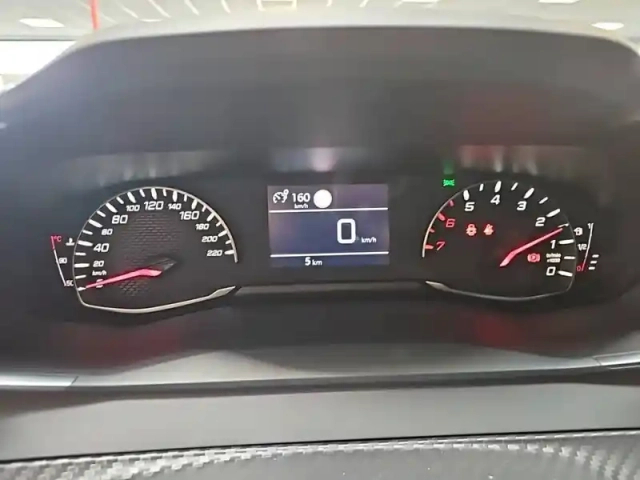 Peugeot 208 turbo 100 ch bvm6 — photo 31