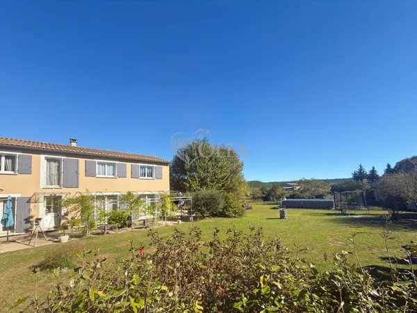 Bastide lumineuse avec vue dégagée et plus de 1,6 hectare de t
