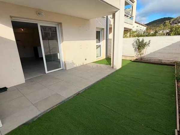 LOCATION Meublée - Appartement type 2 de 44 m², 30 m² jardin / terrasse - 83640 SAINT ZACHARIE