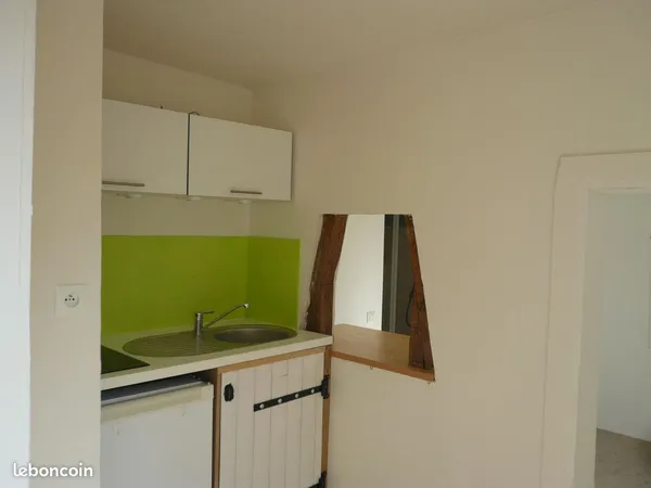 A louer Appt F2 meublé proche centre ville de TROYES et gare limite Sainte Savine