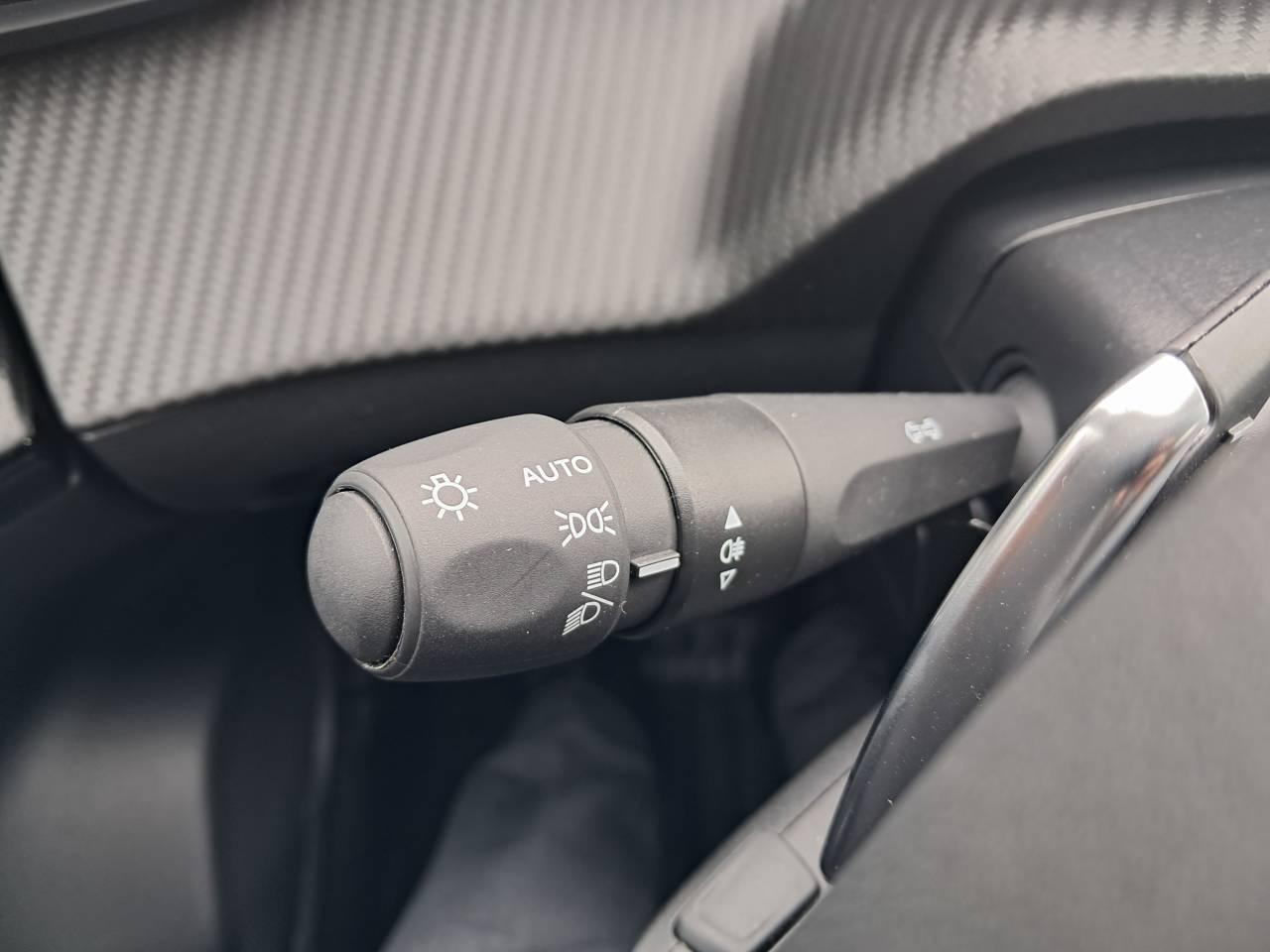 Peugeot 2008 hybrid 145 e-dcs6 allure — photo 18