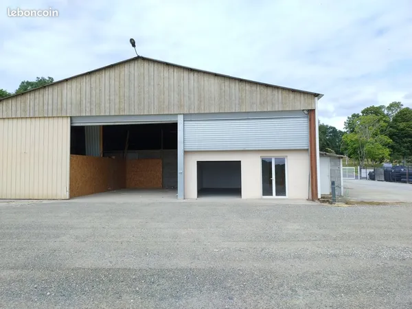 Local commercial avec grand parking clôturé