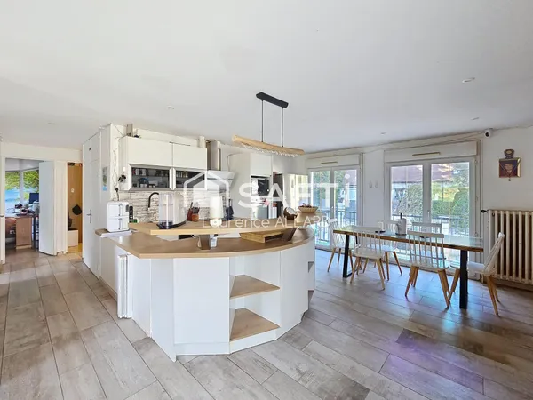 Une maison familiale pleine de potentiel avec plus de 900 m² de jardin !