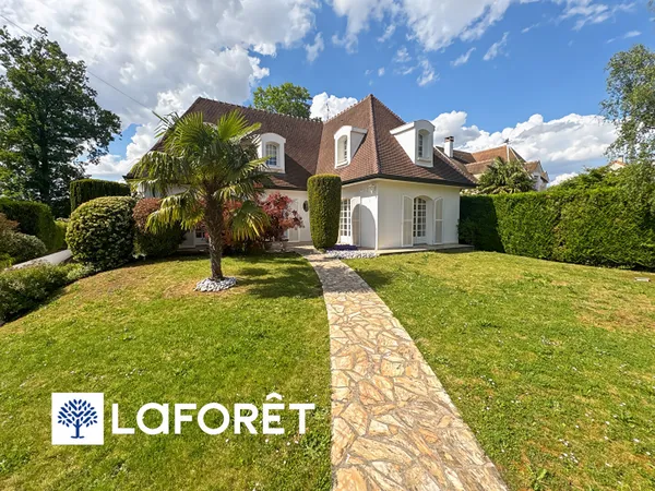 Maison traditionnelle de 8 pièces à vendre à Sainte Geneviève des Bois à moins 10 minute à pied de l