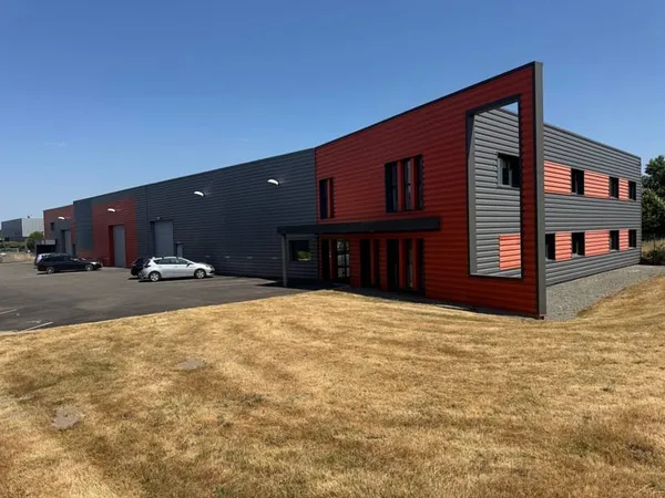 À VENDRE Ensemble immobilier industriel de 1 701 m2 Les