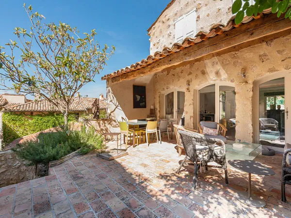 L'Art de Vivre au Coeur du Village : Ensemble Unique à Moustiers-Sainte-Marie