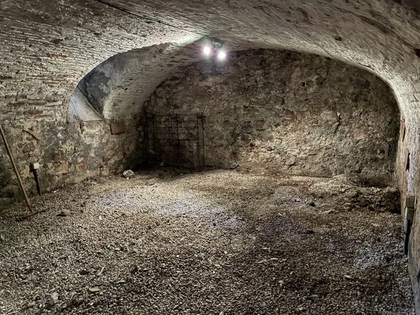 Ancienne cave voûtée de caractère ? 65 m² ? Lot indépendant
