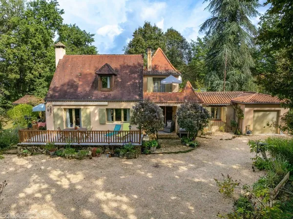 Construite dans le style Périgourdin située au coeur d'une bel