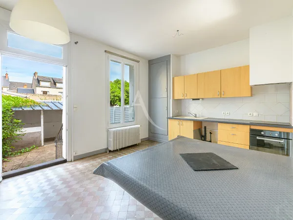 TOURS - UNE MAISON AVEC COUR AU PRIX D'UN APPARTEMENT