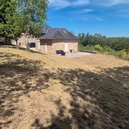 Maison en pierre avec 2 hectares de terrain - Vue dominante - Dépendance aménageable - Secteur Chevr