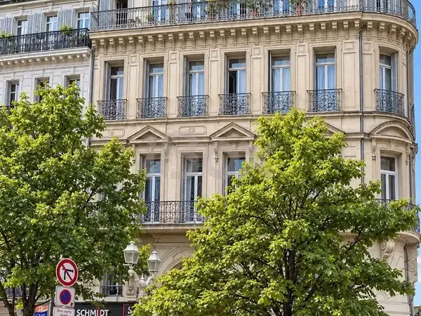 TOULON, Haute-Ville, très joli T2 dans u superbe immeuble Haussmannien
