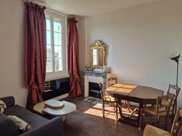 Bel appartement ensoleillé, idéalement situé.