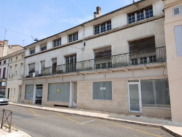 Bâtiment abritant : commerce, bureau, appartement et cave