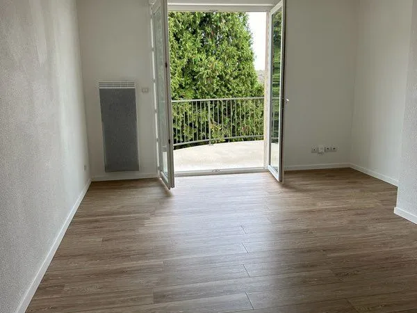 A louer : Appartement entièrement refait à neuf, de 42m2 avec balcon situé en plein centre ville d'A
