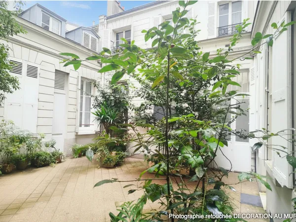 A deux pas du square des Batignolles - Rue de Rome -Deux pièces comme une maison sur cour