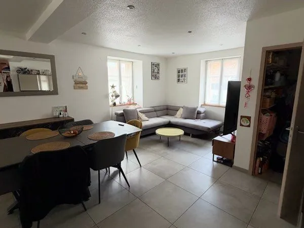 Appartement F4 93m2 rez de chaussée chauffage au sol, cuisine équipée dans une maison de 3 apparteme