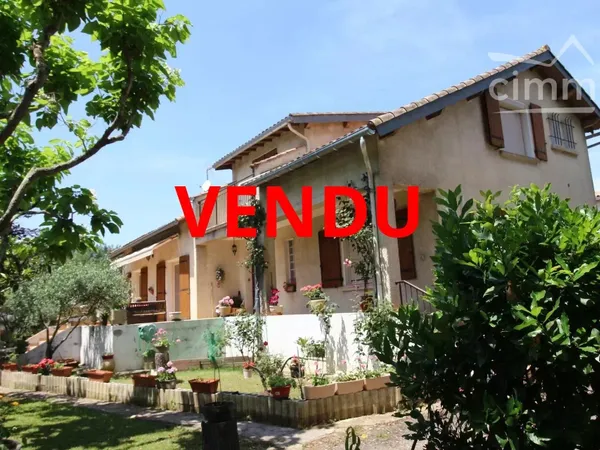 A vendre une belle maison de 180 m² avec piscine  dans un parc de 1500 m²