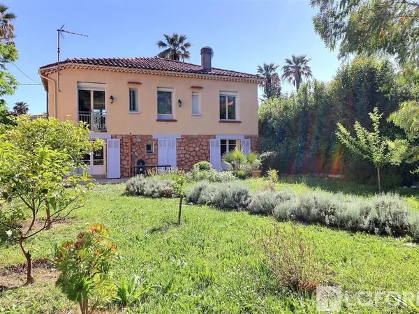HYERES - Dans un quartier privilégié, maison de 1936 avec superbe terrain.