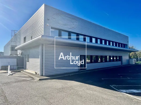 Local d'activité 915 m²