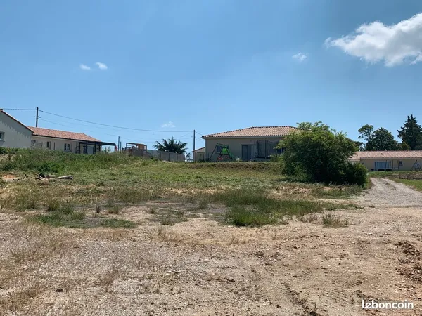 TERRAIN 825m²