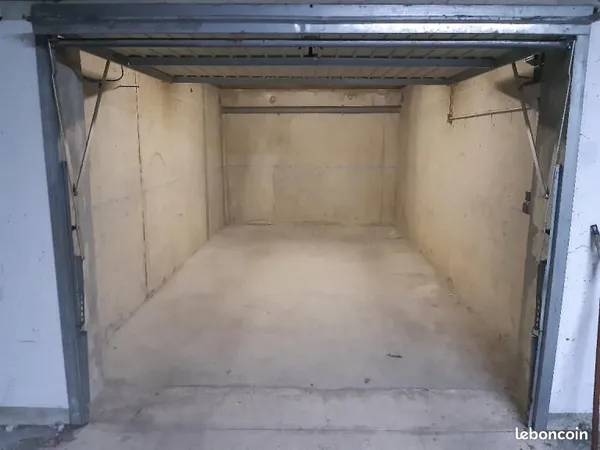 Box fermé de 14,85 m² situé dans une résidence sécurisée