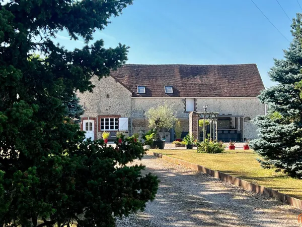 Ancien corps de ferme-dépendances, dans le Perche