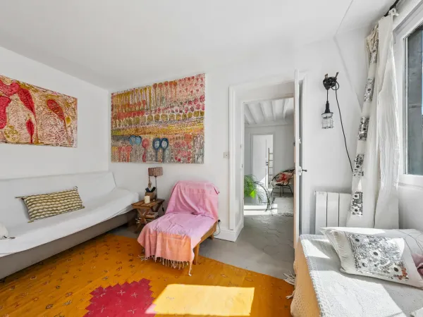 Élégance parisienne au coeur du Marais : appartement rénové de 131 m² avec terrasse, parquet et char