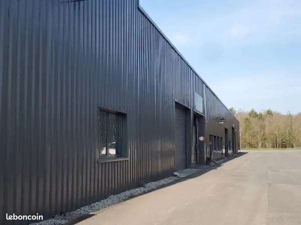 Ensemble immobilier 700 m² (5 locaux) - ZI Perrignier - Entrepôts et bureaux
