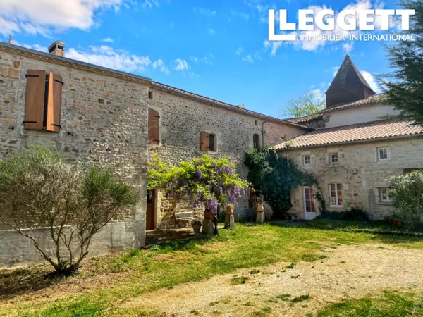 Ancien presbytère magnifiquement rénové. 5 chambres. Vaste terrain pour chevaux. Gîte possible.