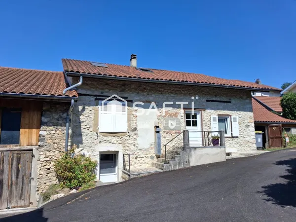 Maison de village en pierre rénovée avec goût, vue sur la Sure