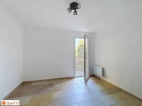 BANDOL - Studio rénové de plus de 17 m² avec parking et grande cave