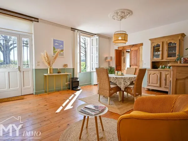 SAINT MÉARD DE GURÇON : Ensemble immobilier en pierre avec gîte, 2 piscines et dépendances