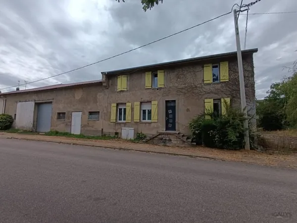 Maison de campagne avec granges et dépendances à rénover