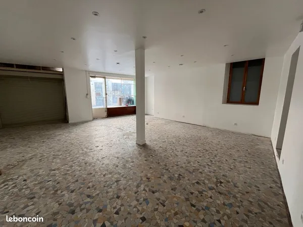 Local commercial rénové 50 m² centre-ville