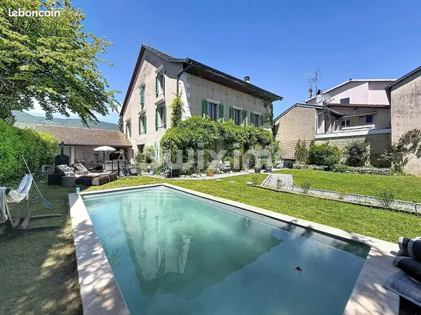 Maison 10 pièces 317 m²