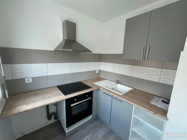 STUDIO 28,8 m² - LE COTEAU - FACE GARE