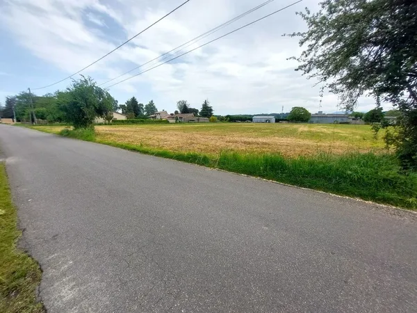 TERRAIN A 2 PAS DU CENTRE VILLE, CELA EXISTE ENCORE