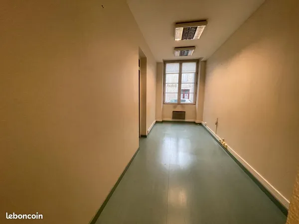 Bureaux 2 pièces à louer en Rez de chaussée avec climatisation, double vitrage pvc, possibilité park