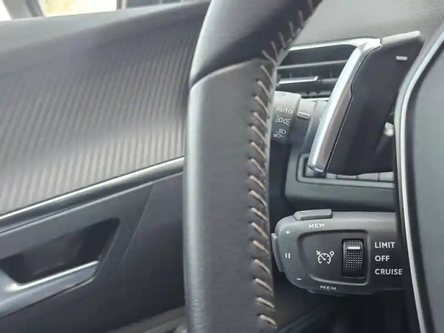 Peugeot 3008 phev hybrid 180 eat8 — photo 15
