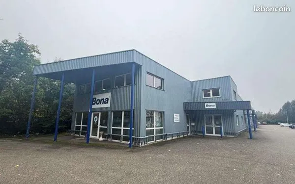 À LOUER - Local commercial de 740 m² avec showroom, bureaux et stockage - Geispolsheim