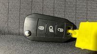 Peugeot 2008 1.2 PureTech 100ch S&S Allure — photo 16