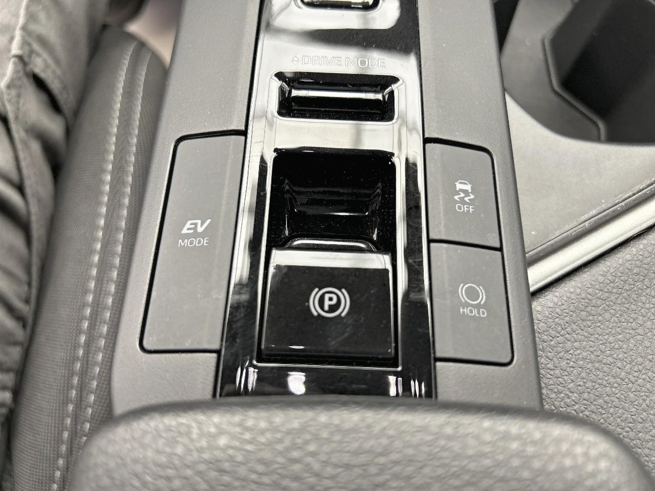 Toyota C-Hr hybride 140 design — photo 18